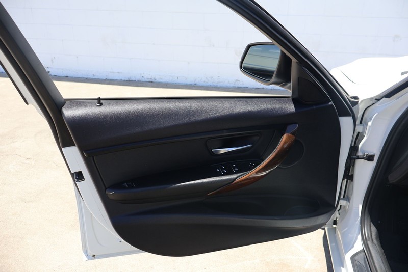 BMW 3 Series Vehicle Full-screen Gallery Image 14
