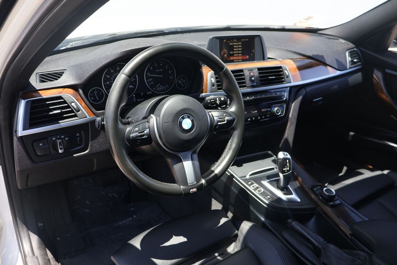 BMW 3 Series Vehicle Full-screen Gallery Image 15