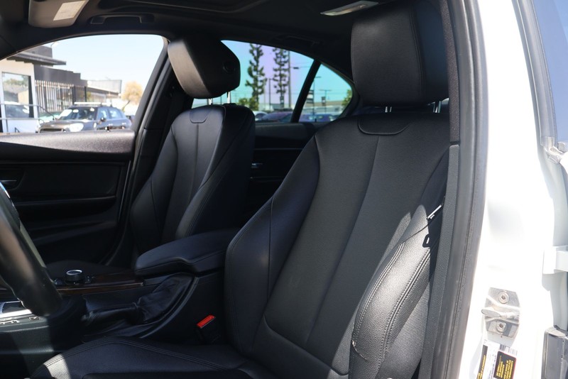 BMW 3 Series Vehicle Full-screen Gallery Image 16