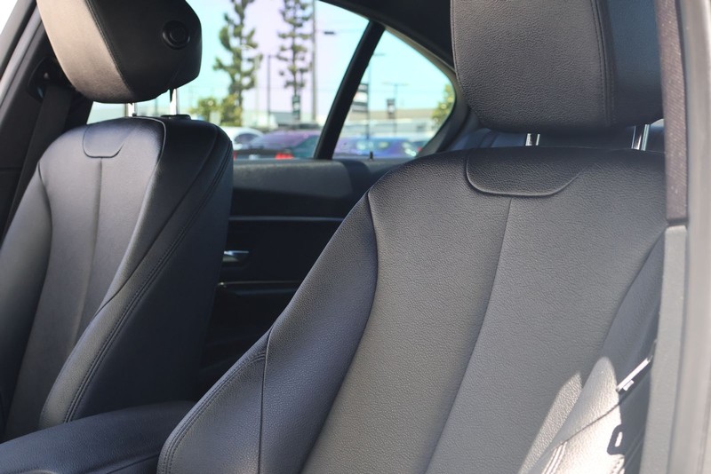 BMW 3 Series Vehicle Full-screen Gallery Image 17