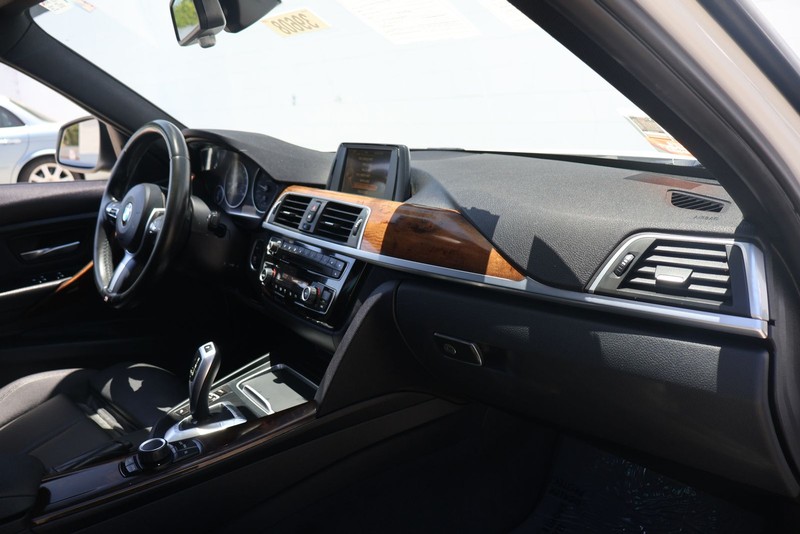 BMW 3 Series Vehicle Full-screen Gallery Image 18