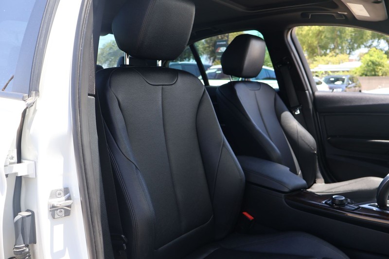 BMW 3 Series Vehicle Full-screen Gallery Image 19