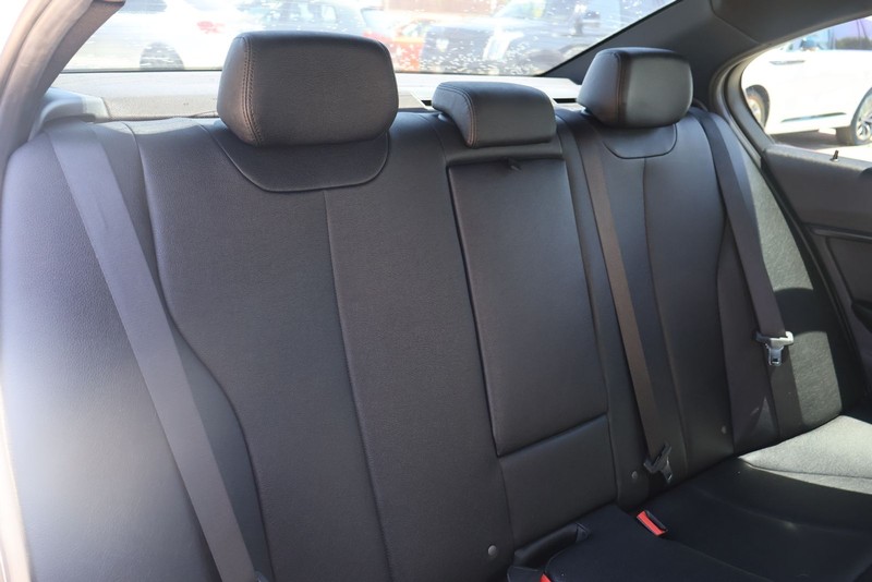 BMW 3 Series Vehicle Full-screen Gallery Image 20
