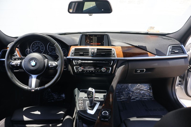 BMW 3 Series Vehicle Full-screen Gallery Image 21