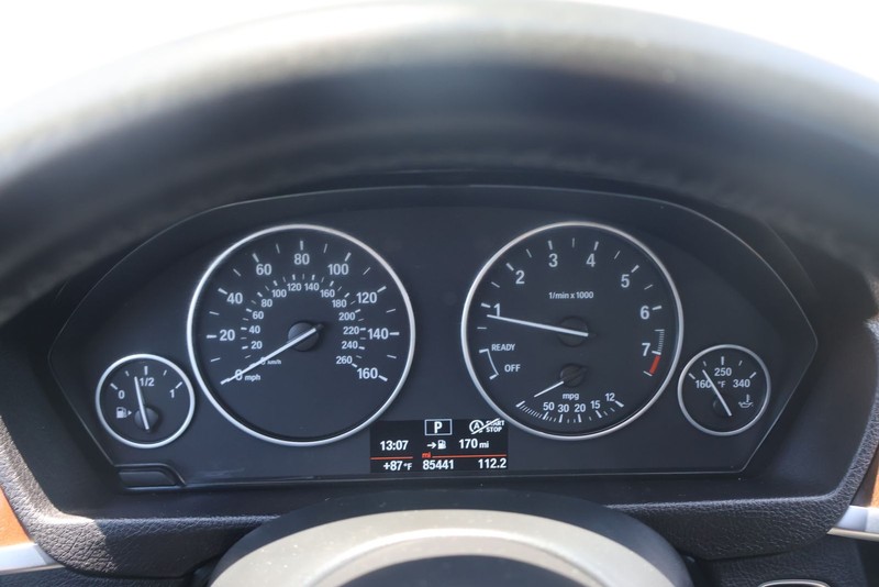BMW 3 Series Vehicle Full-screen Gallery Image 22