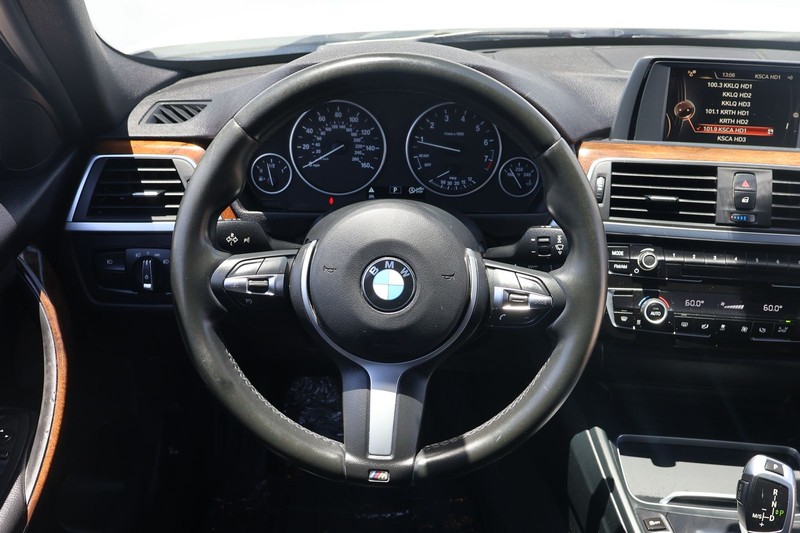 BMW 3 Series Vehicle Full-screen Gallery Image 23