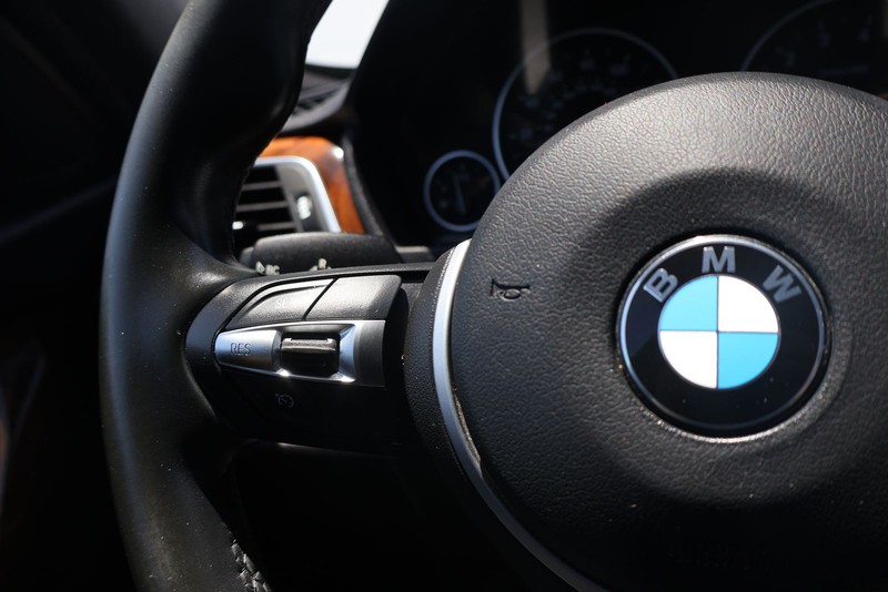 BMW 3 Series Vehicle Full-screen Gallery Image 24