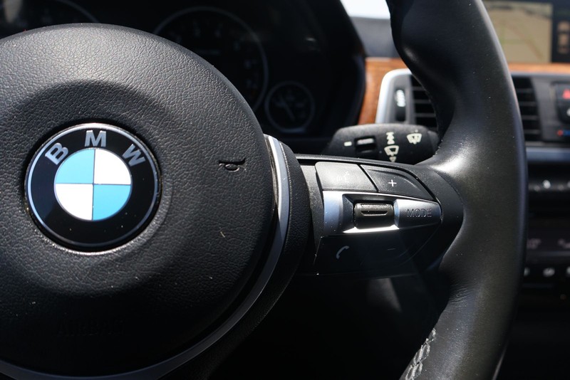BMW 3 Series Vehicle Full-screen Gallery Image 25