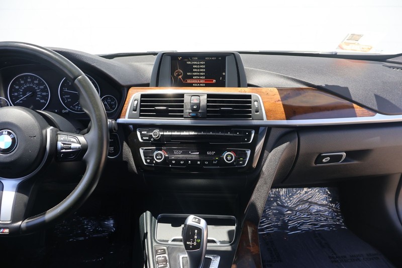 BMW 3 Series Vehicle Full-screen Gallery Image 26