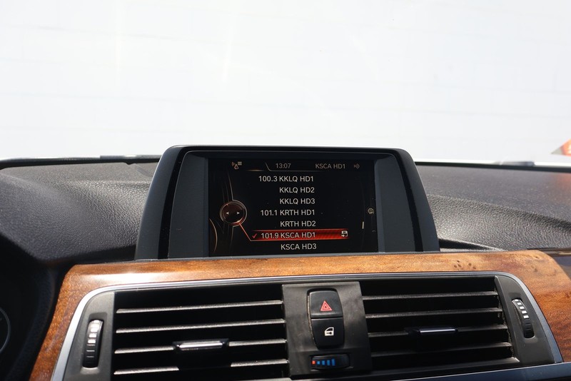 BMW 3 Series Vehicle Full-screen Gallery Image 27