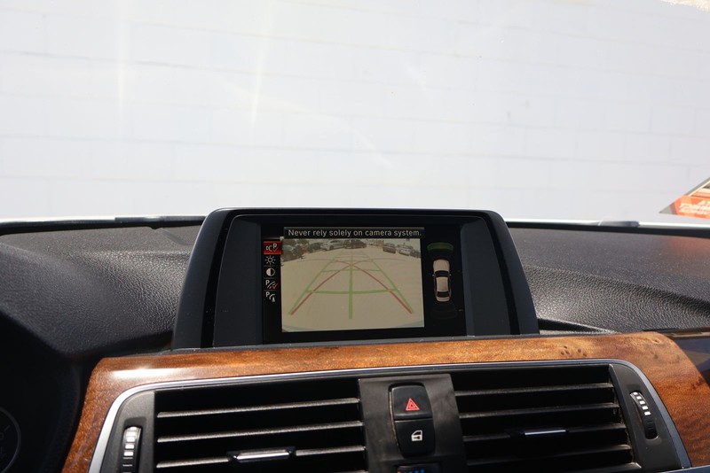 BMW 3 Series Vehicle Full-screen Gallery Image 28