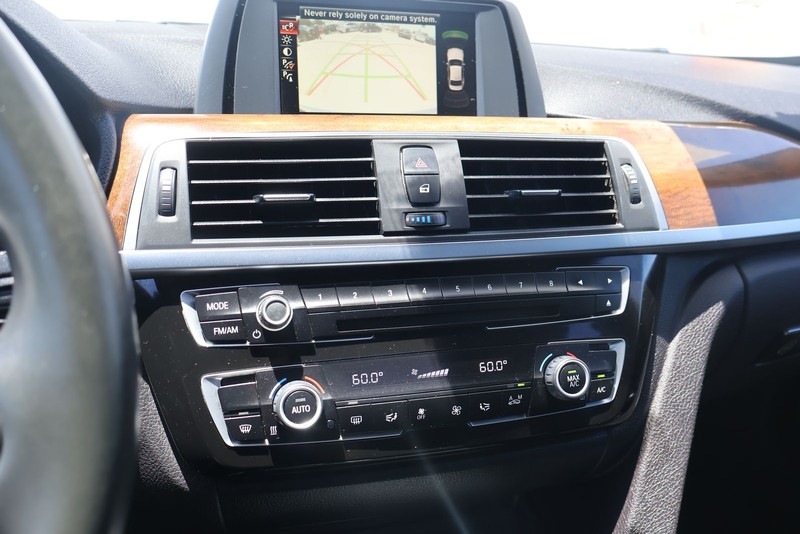 BMW 3 Series Vehicle Full-screen Gallery Image 29