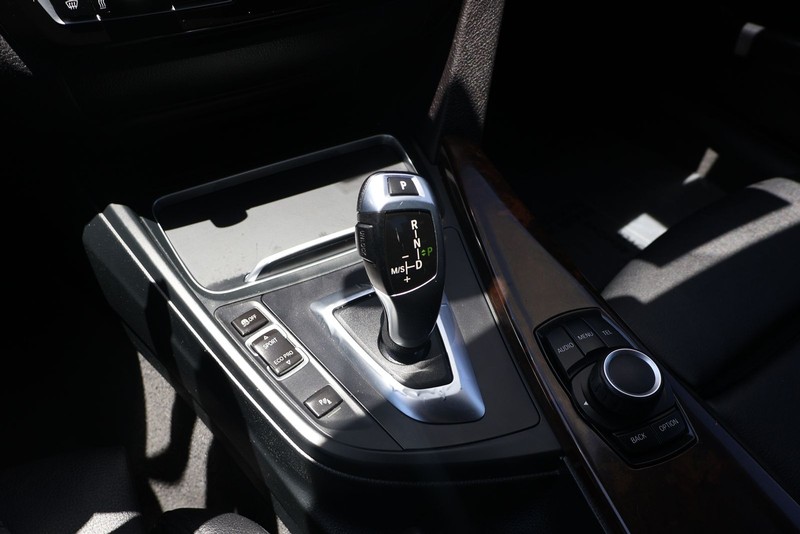 BMW 3 Series Vehicle Full-screen Gallery Image 30