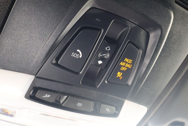 BMW 3 Series Vehicle Full-screen Gallery Image 31