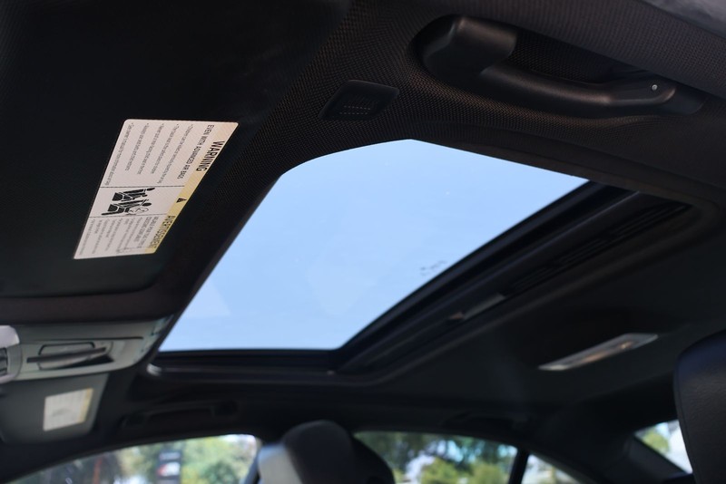 BMW 3 Series Vehicle Full-screen Gallery Image 32