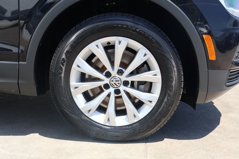 Volkswagen Tiguan Vehicle Full-screen Gallery Image 13