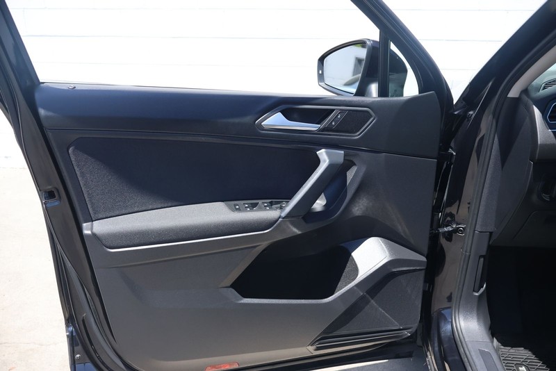 Volkswagen Tiguan Vehicle Full-screen Gallery Image 14