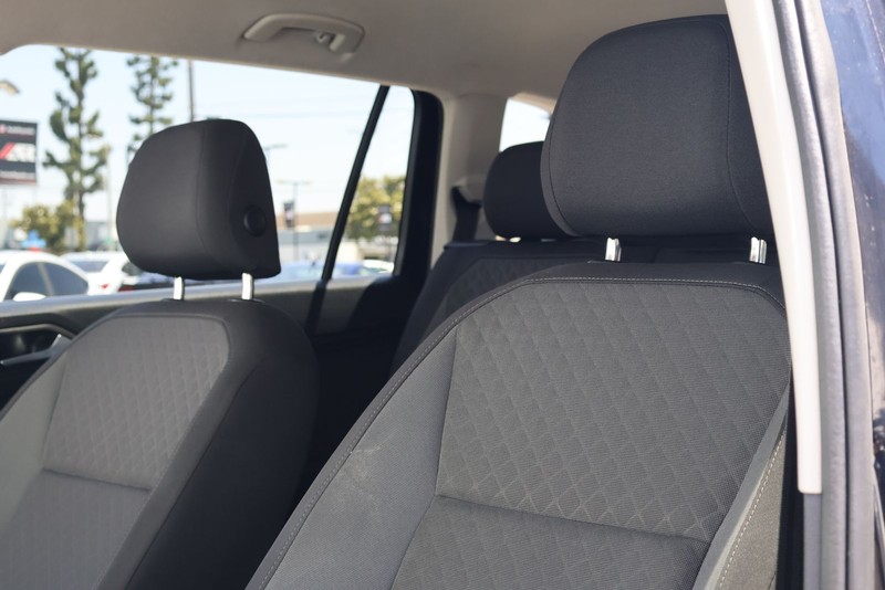 Volkswagen Tiguan Vehicle Full-screen Gallery Image 17
