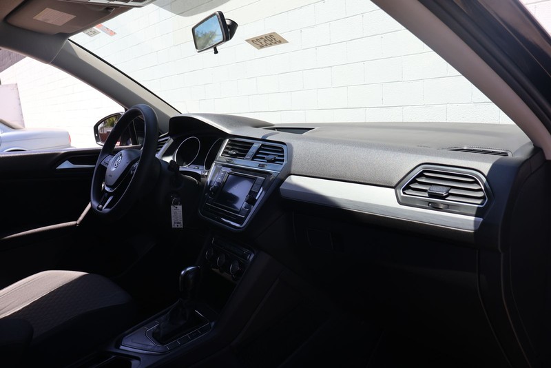 Volkswagen Tiguan Vehicle Full-screen Gallery Image 18