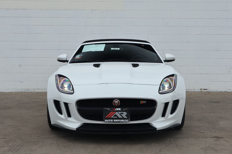 Jaguar F-TYPE Vehicle Full-screen Gallery Image 02