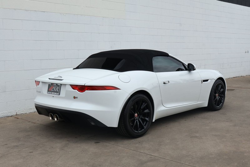 Jaguar F-TYPE Vehicle Full-screen Gallery Image 05
