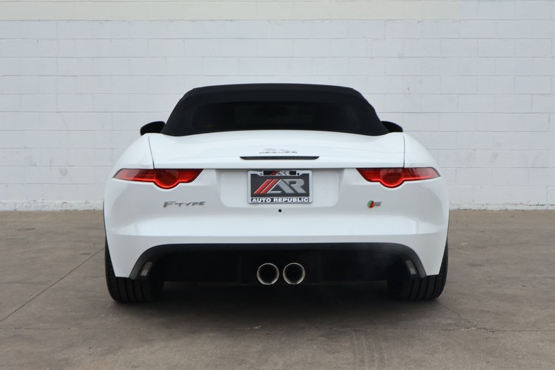 Jaguar F-TYPE Vehicle Full-screen Gallery Image 06