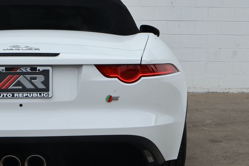 Jaguar F-TYPE Vehicle Full-screen Gallery Image 07