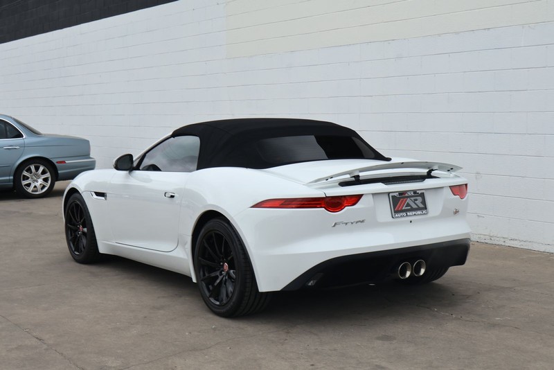 Jaguar F-TYPE Vehicle Full-screen Gallery Image 09