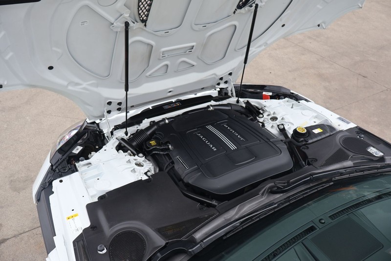 Jaguar F-TYPE Vehicle Full-screen Gallery Image 12