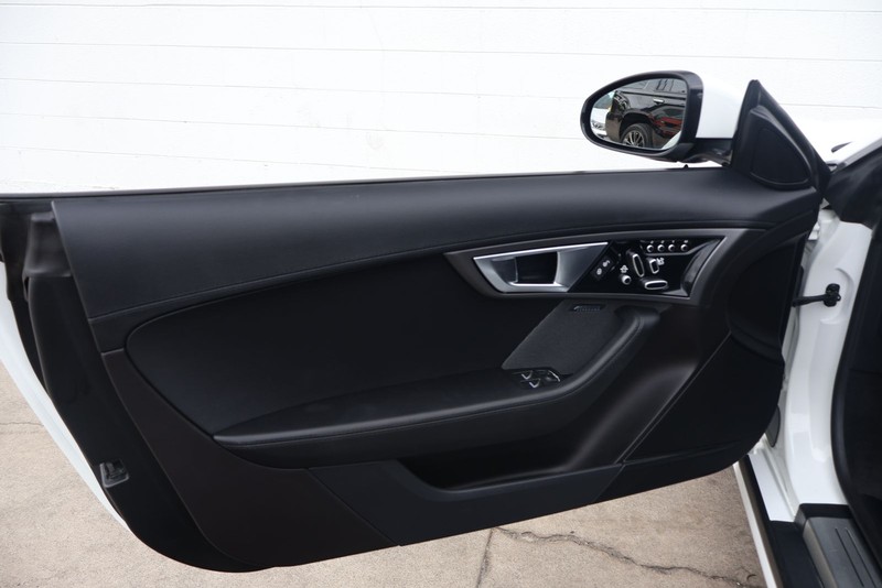 Jaguar F-TYPE Vehicle Full-screen Gallery Image 14