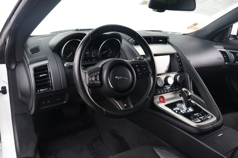 Jaguar F-TYPE Vehicle Full-screen Gallery Image 15