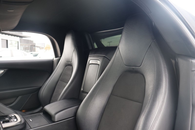 Jaguar F-TYPE Vehicle Full-screen Gallery Image 16