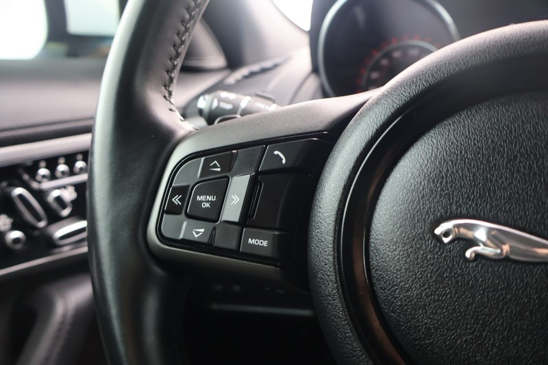 Jaguar F-TYPE Vehicle Full-screen Gallery Image 23