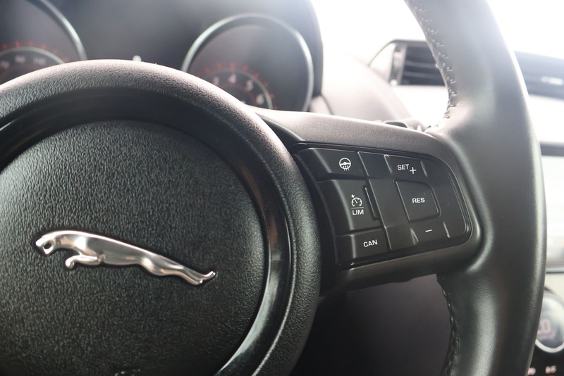 Jaguar F-TYPE Vehicle Full-screen Gallery Image 24