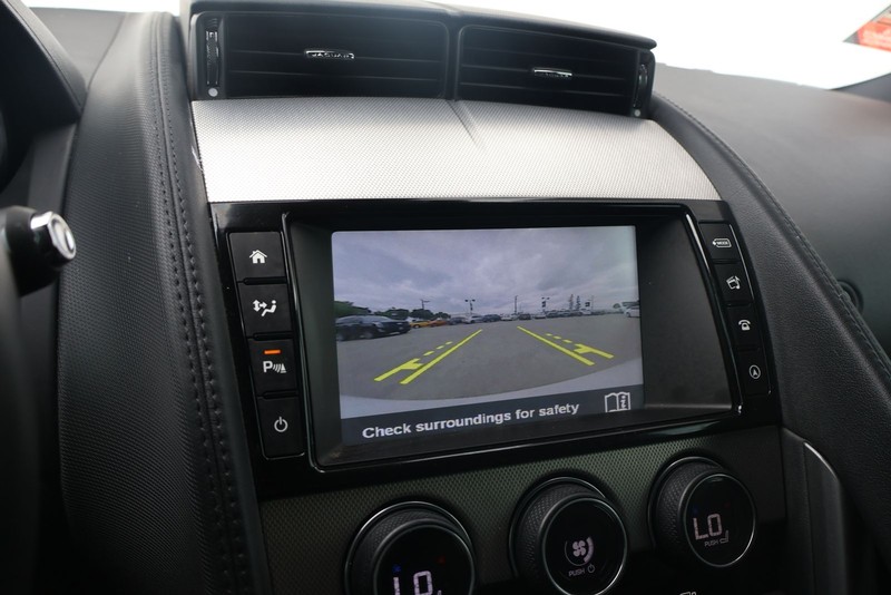 Jaguar F-TYPE Vehicle Full-screen Gallery Image 26