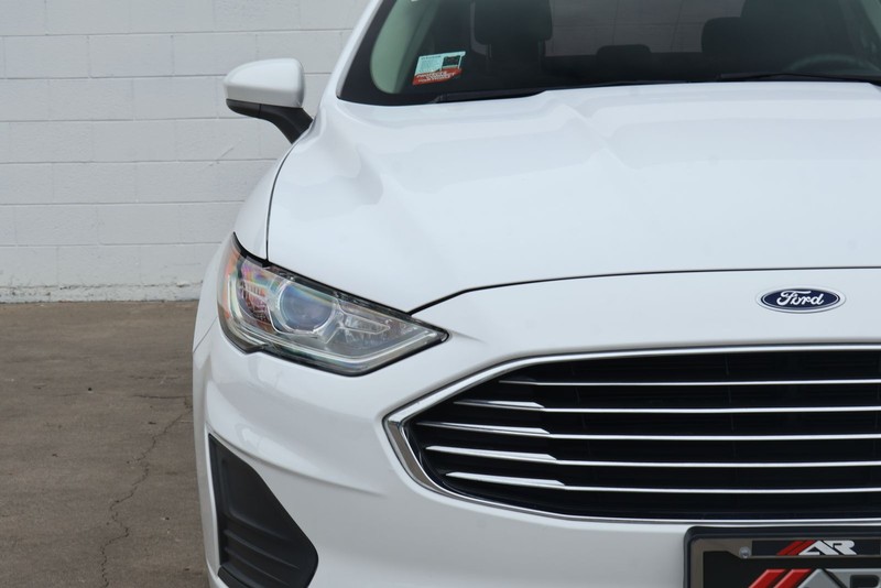 Ford Fusion Hybrid Vehicle Full-screen Gallery Image 03