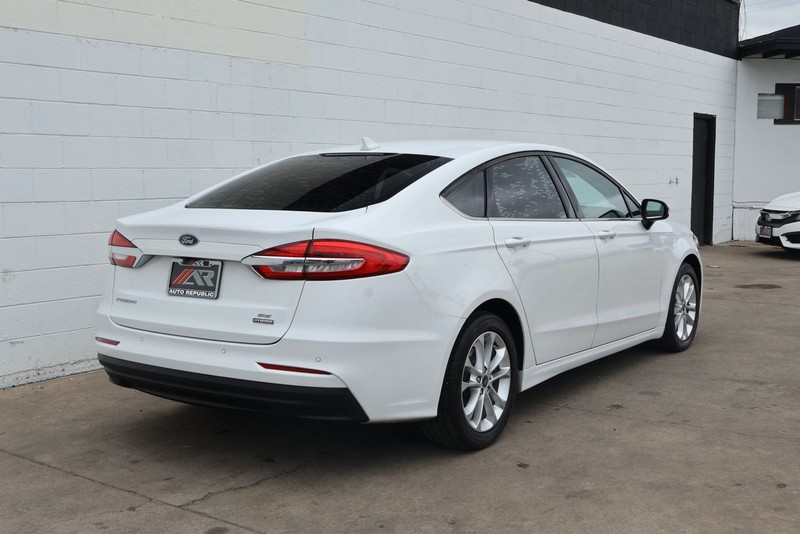 Ford Fusion Hybrid Vehicle Full-screen Gallery Image 05