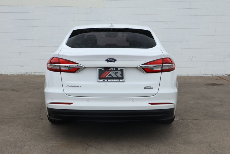 Ford Fusion Hybrid Vehicle Full-screen Gallery Image 06