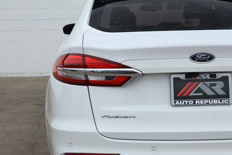 Ford Fusion Hybrid Vehicle Full-screen Gallery Image 07