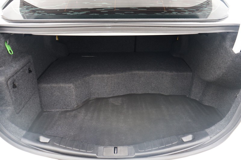 Ford Fusion Hybrid Vehicle Full-screen Gallery Image 08