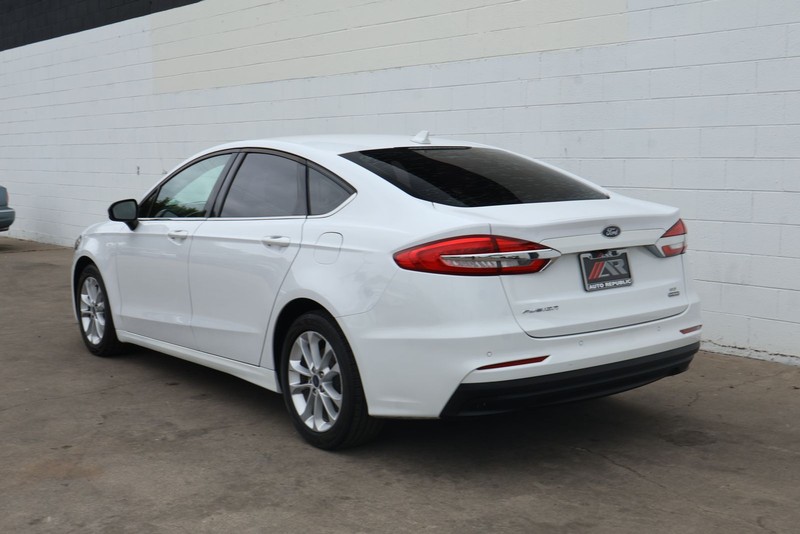 Ford Fusion Hybrid Vehicle Full-screen Gallery Image 09