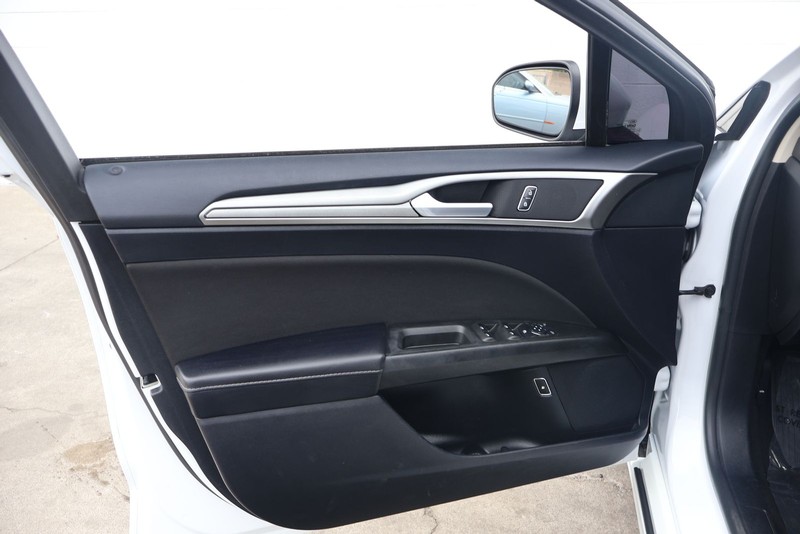 Ford Fusion Hybrid Vehicle Full-screen Gallery Image 14