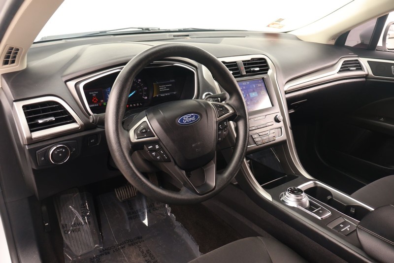 Ford Fusion Hybrid Vehicle Full-screen Gallery Image 15