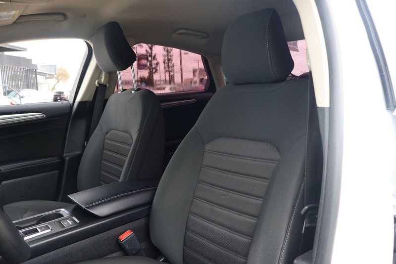 Ford Fusion Hybrid Vehicle Full-screen Gallery Image 16