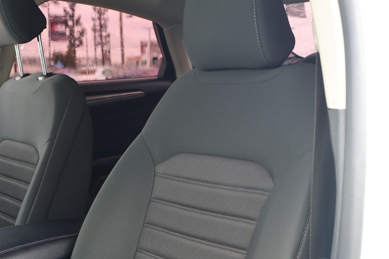 Ford Fusion Hybrid Vehicle Full-screen Gallery Image 17