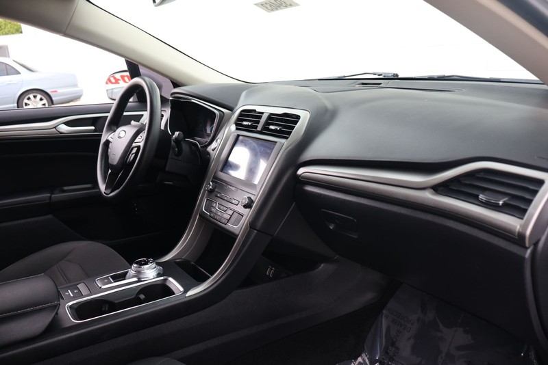 Ford Fusion Hybrid Vehicle Full-screen Gallery Image 18