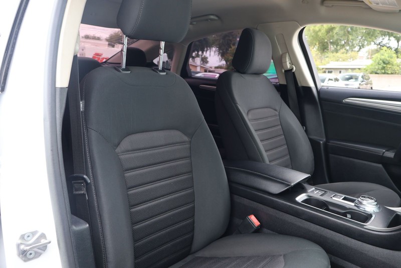 Ford Fusion Hybrid Vehicle Full-screen Gallery Image 19
