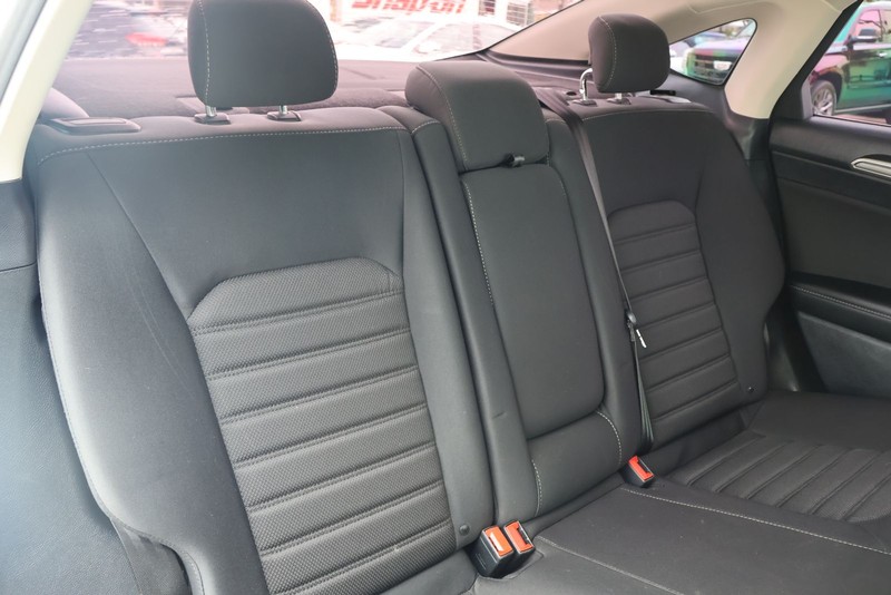 Ford Fusion Hybrid Vehicle Full-screen Gallery Image 20