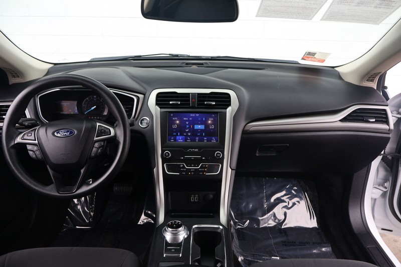 Ford Fusion Hybrid Vehicle Full-screen Gallery Image 21