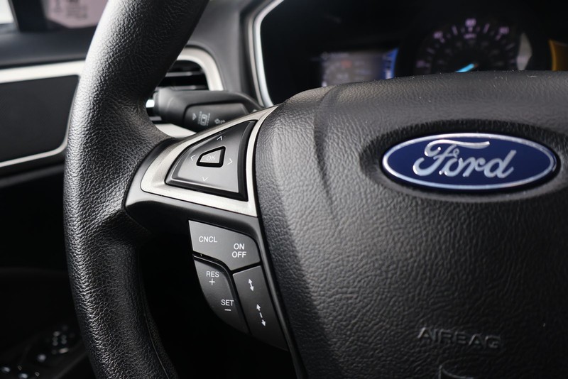 Ford Fusion Hybrid Vehicle Full-screen Gallery Image 24